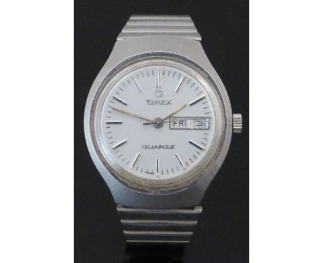 Timex gentleman's wristwatch with day and date aperture, luminous hands, two-tone baton markers, silver face and quartz movem