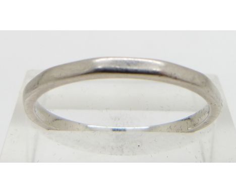 A white metal wedding band, 3g, size R