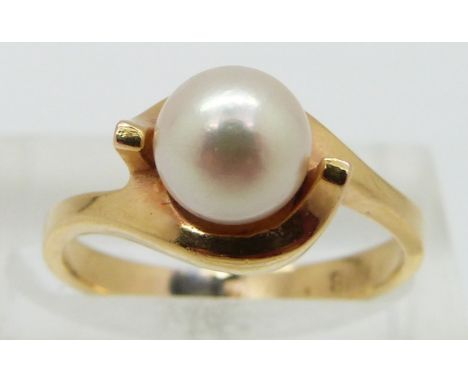 An 18ct gold ring set with a pearl, size K