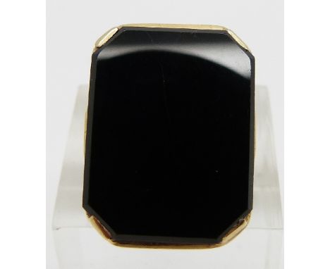 A 14ct gold ring set with an emerald cut onyx plaque, 6g, size K