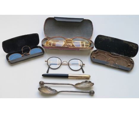 Must de Cartier cased spectacles, other vintage spectacles and a Parker pen.&nbsp;