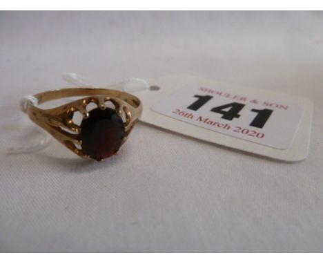 9ct Gold garnet signet ring ( 2.3g )