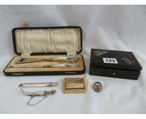 Silver mounted ebony pin box, silver pencil holder, brooches, chased silver button hook and shoe horn set - Birmingham 1926