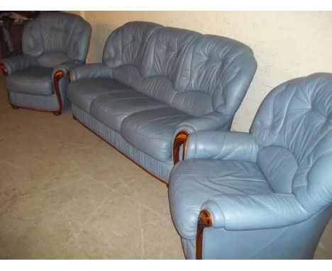 A BLUE LEATHER ITALIAN DESIGN THREE PIECE SUITE COMPRISING A THREE SEATER SOFA AND TWO CHAIRS