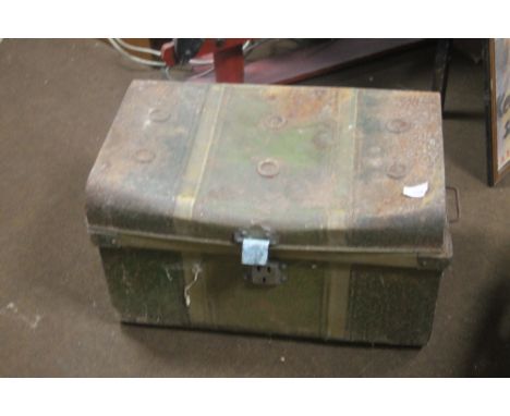A TIN TRUNK AND CONTENTS TO INCLUDE STONEWARE POT, METALWARE ETC
