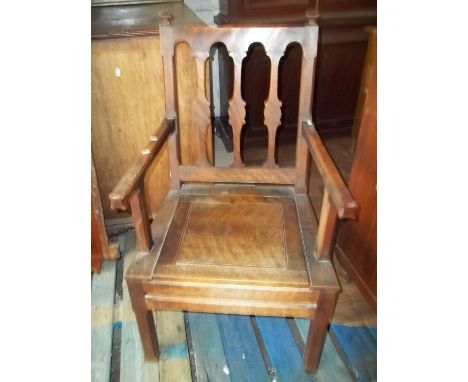 AN ANTIQUE COMMODE CHAIR