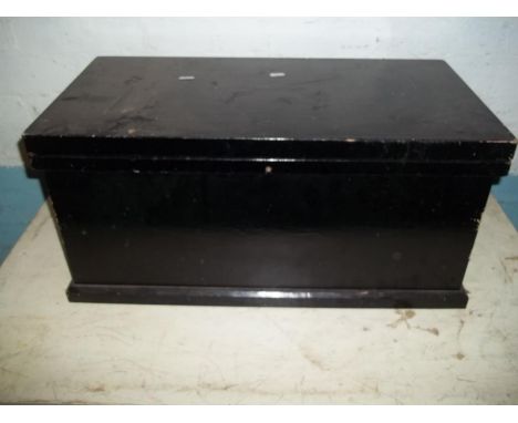 A WOODEN CARPENTER'S TOOL BOX AND CONTENTS