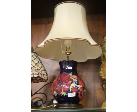 A LARGE MOORCROFT LAMP, ANEMONE PATTERN H 26 CM (BASE) WITH SHADE