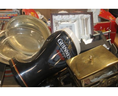 A TRAY OF ASSORTED METALWARE AND A GUINNESS BAR LIGHT ETC (TRAYS NOT INCLUDED)