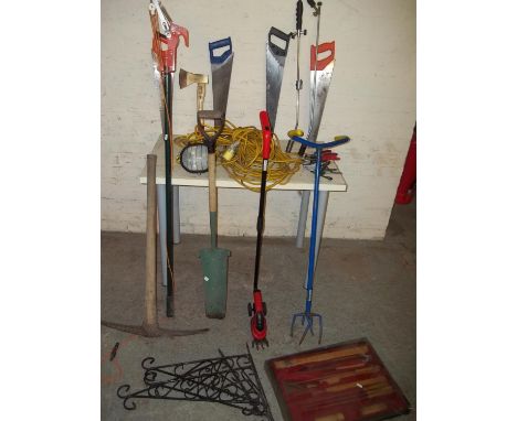 A SELECTION OF GARDEN TOOLS TO INCLUDE A 110V EXTENSION LEAD AND WORK LIGHT
