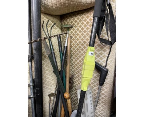 SMALL SELECTION OF GARDEN TOOLS INCLUDING RAKE, HOE, ETC