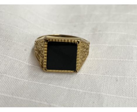 9CT GOLD TEXTURED AND ONYX SIGNET RING 3.8G APPROX SIZE P