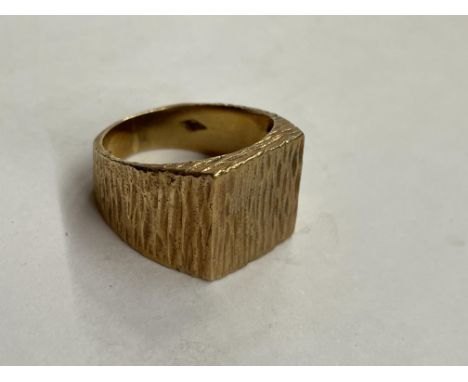 GENTS 9CT GOLD BARK EFFECT SIGNET RING 7.2G APPROX SIZE O 