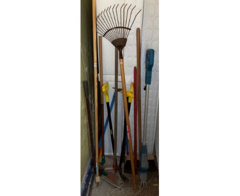 GOOD SELECTION OF GARDEN TOOLS