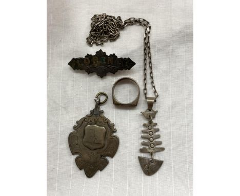 SILVER FISH SKELETON PENDANT ON FLAT LINK CHAIN, SILVER RING, SILVER SHIELD FOB AND A FLORENCE BAR BROOCH, PIN AS FOUND