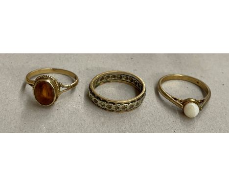 9CT GOLD AND CITRINE DRESS RING, UNMARKED ETERNITY BAND, AND 9CT GOLD SOLITAIRE RING, SIZES K/L 6.9G OVERALL