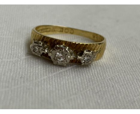 LADIES 18CT DIAMOND CHIP 3 STONE RING 2.7G OVERALL SIZE K/L