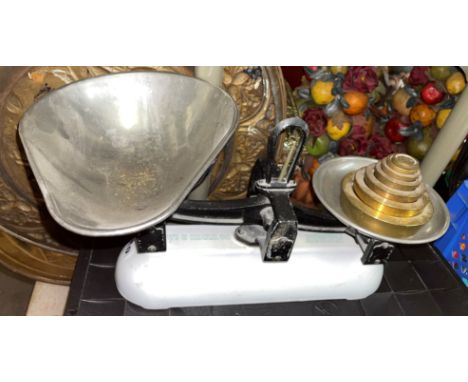 SET OF VINTAGE SCALES WITH WEIGHTS