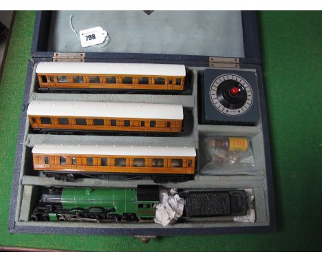 Trix T.T.R Three Rail Pre War Hinged Lid Presentation Set of the A3 Class 4-6-2 LNER Green "Scotsman" R/No 4472, Plus Eight W