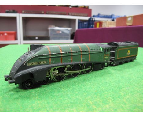 Hornby Dublo Ref 2211  2 Rail A4 Class 4-6-2 Steam Locomotive/8 Wheel Tender, "Golden Fleece", BR green R/No. 60030, conditio