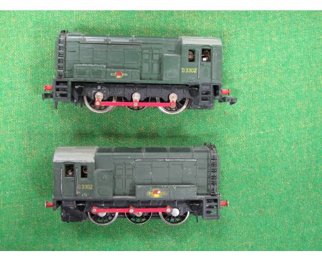 Two Hornby Dublo Two Rail 0-6-0 Diesel Shunters, BR green R/No's D3302, unboxed, condition good (one missing couplings)