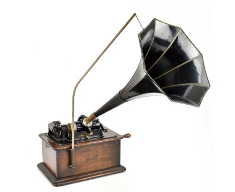 EDISON; a Standard Phonograph, serial no.637231, in oak case, 25 x 33cm, with lid, the reproducer with stamped marks ‘[...] s