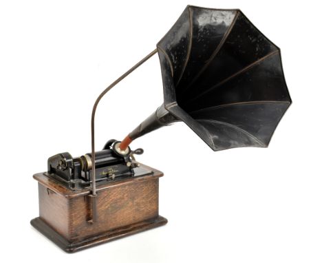 EDISON; a Standard Phonograph, serial no.634590, in oak case, 25 x 33cm, with lid, the reproducer with stamped marks ‘[...] s