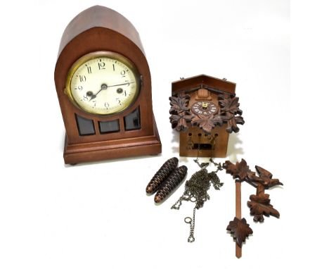 An Edwardian mahogany lancet top mantel clock, the circular dial set with Roman numerals, raised on bun feet, height 30cm, to