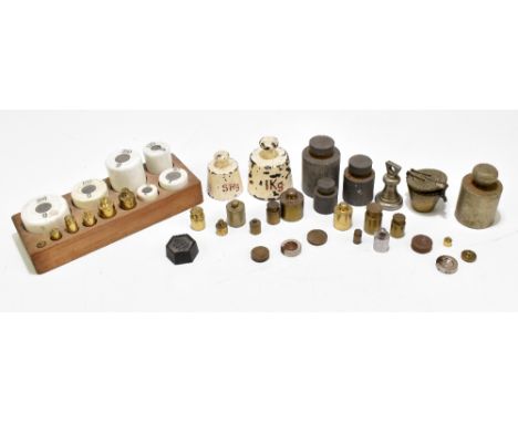 A collection of metric weights including two 1kg examples, a graduated ceramic cased set, etc.