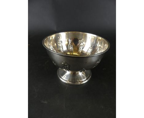 An Edwardian silver bowlOf circular form, embossed with acanthus leaf detail, raised on a circular pedestal foot, by James De