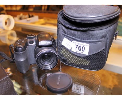 Fuji Finepix S1900 digital camera with bag