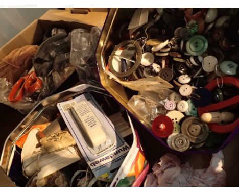 Large selection of vintage sewing accessories buttons etc