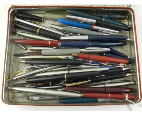 A collection of vintage fountain pens, various makers. 