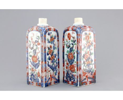 A pair of Chinese verte-imari porcelain square tea caddies, Kangxi, ca. 1700 H.: 27 cm Condition reports and high resolution 