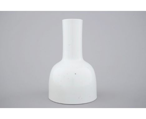 A Chinese white monochrome Dehua blanc de Chine mallet-shaped vase, Kangxi mark, 18/19th C. H.: 17,5 cm Condition reports and