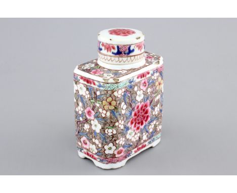 A Chinese famille rose export porcelain tea caddy, Qianlong, 18th C. H.: 10,7 cm Condition reports and high resolution pictur