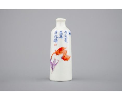 A Chinese porcelain snuff bottle with bats along a vase, 19th C. H: 8,7 cm  The base with a peach mark. Condition reports and