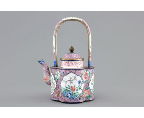 A fine Chinese Canton enamel teapot, Qianlong, 18th C. H.: 18 cm Condition reports and high resolution pictures are available