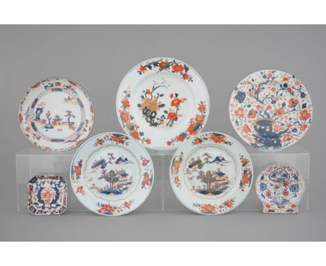 A group of 5 large 18th C. Chinese Imari porcelain plates and 2 trays, one shell-shaped, Qianlong, 18th C. Dia: 33 cm (the wi