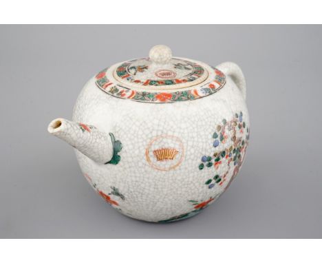 A Kangxi famille verte crackle ground tea pot, ca. 1700 H: 12 cm Condition reports and high resolution pictures are available