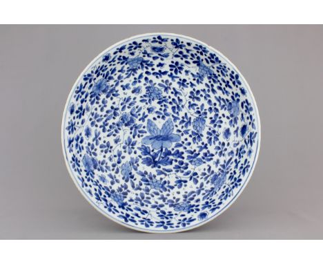 A blue and white Chinese porcelain dish with floral scrolls, Kangxi, ca. 1700 Dia.: 34 cm Condition reports and high resoluti