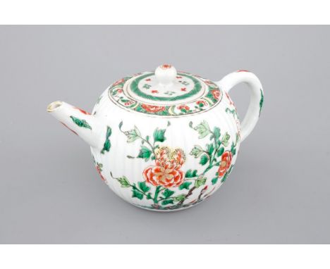 A Chinese famille verte porcelain teapot, Kangxi H.: 11,5 cm Condition reports and high resolution pictures are available on 