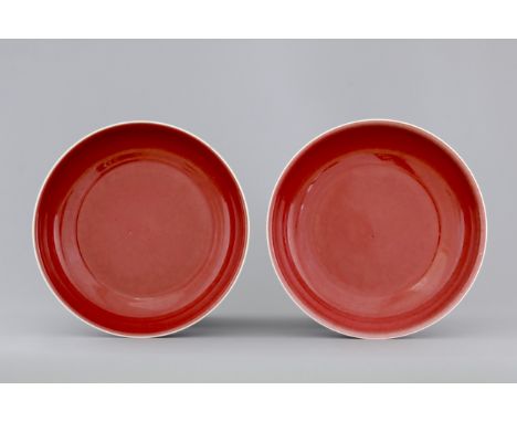 A pair of Chinese porcelain copper-red glazed plates, 19/20th C. Dia.: 20,8 cm Condition reports and high resolution pictures