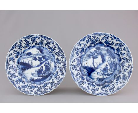 A pair of lotus-shaped moulded blue and white plates, Kangxi, ca. 1700 Dia.: 27,5 cm Condition reports and high resolution pi