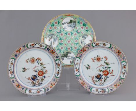 A pair of Chinese famille verte plates, Kangxi, and a famille rose plate, 19/20th C. Dia.: 24,5 cm (the single plate) Conditi