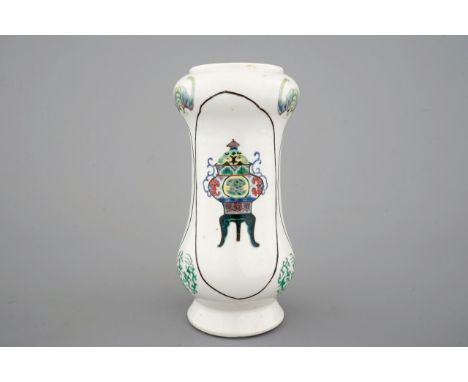 A Chinese famille verte albarello-shaped vase, 19th C. H.: 25,5 cm     Marked on the base with a kangxi six-character mark. C