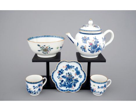 A Chinese famille rose part of a tea service, Qianlong, 18th C H.:14 cm (teapot) H.: 6,5 - Dia.: 14 cm (bowl) Condition repor