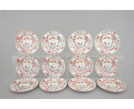 A set of 12 Chinese famille rose export porcelain plates with phoenix with scroll design, Qianlong, 18th C. Dia.: 22,5 cm Con