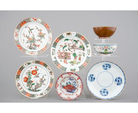 18th C. Chinese porcelain, mostly Kangxi famille verte: 4 plates and 3 bowls Dia.: 24 cm  H.: 7 - Dia.: 14,5 cm Condition rep