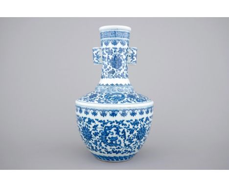 A Chinese blue and white Ming-style porcelain "arrow" vase with lotus scrolls, 19/20th C. H.: 38 cm      Condition: Very good